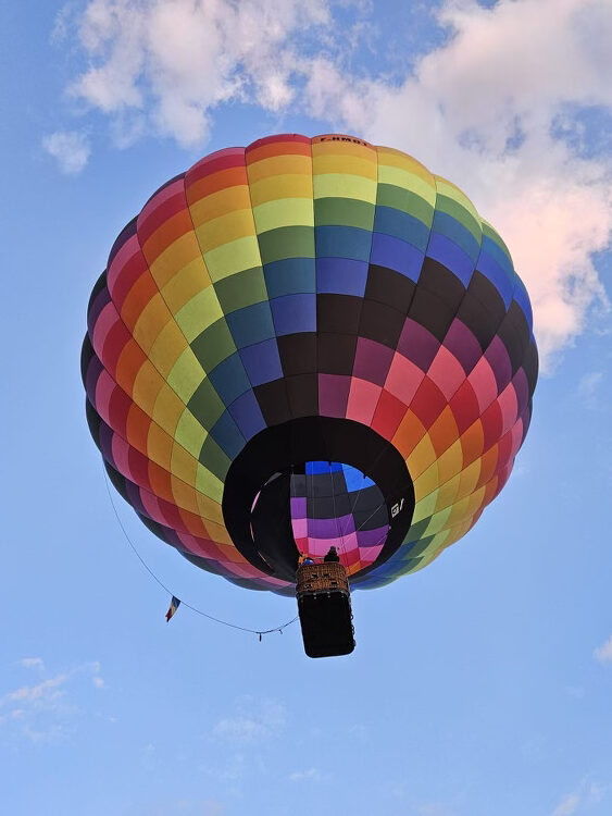 Montgolfière arc en ciel de B2o dans les air