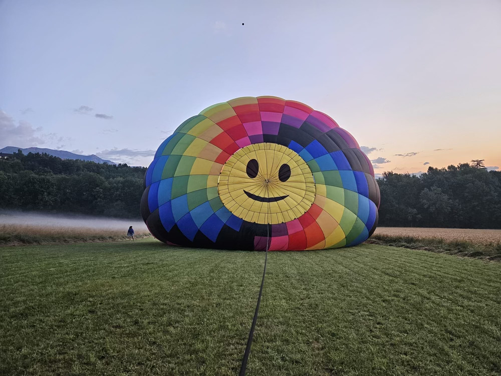 Gonflage de la montgolfière de B2o 