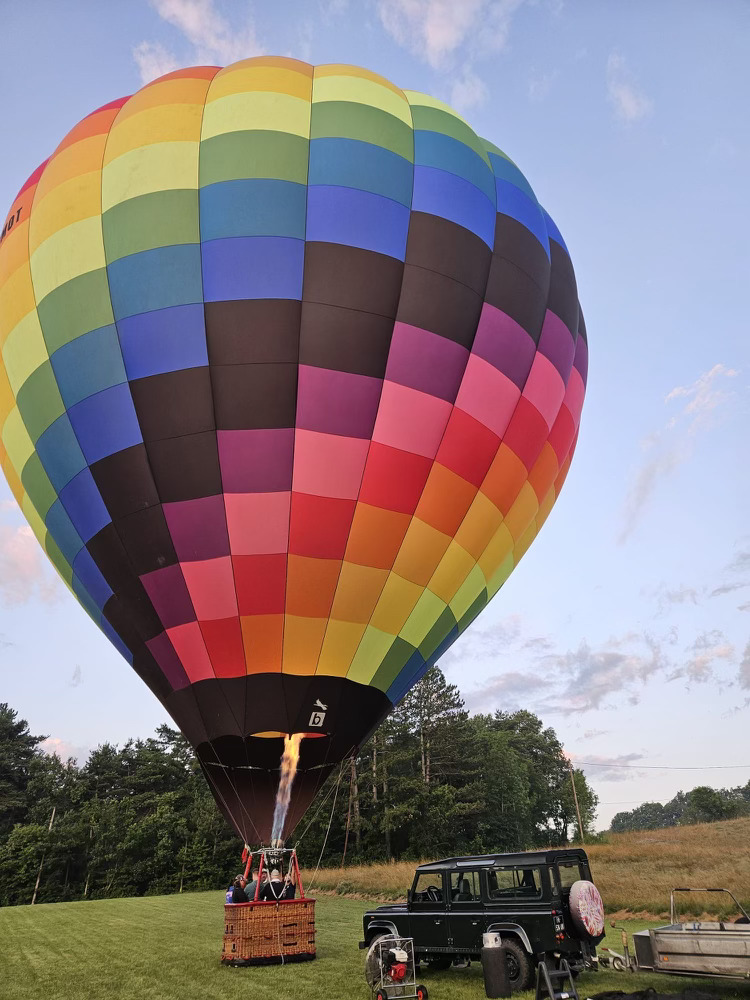 Montgolfière multicolore de B2o au décollage