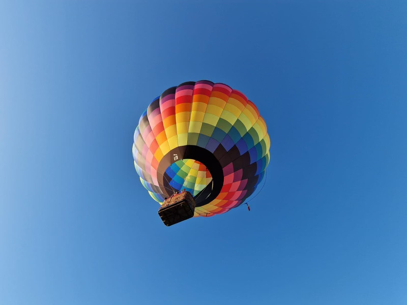 Vue de dessous de la montgolfière B2O flottant au-dessus de Gap - Tallard